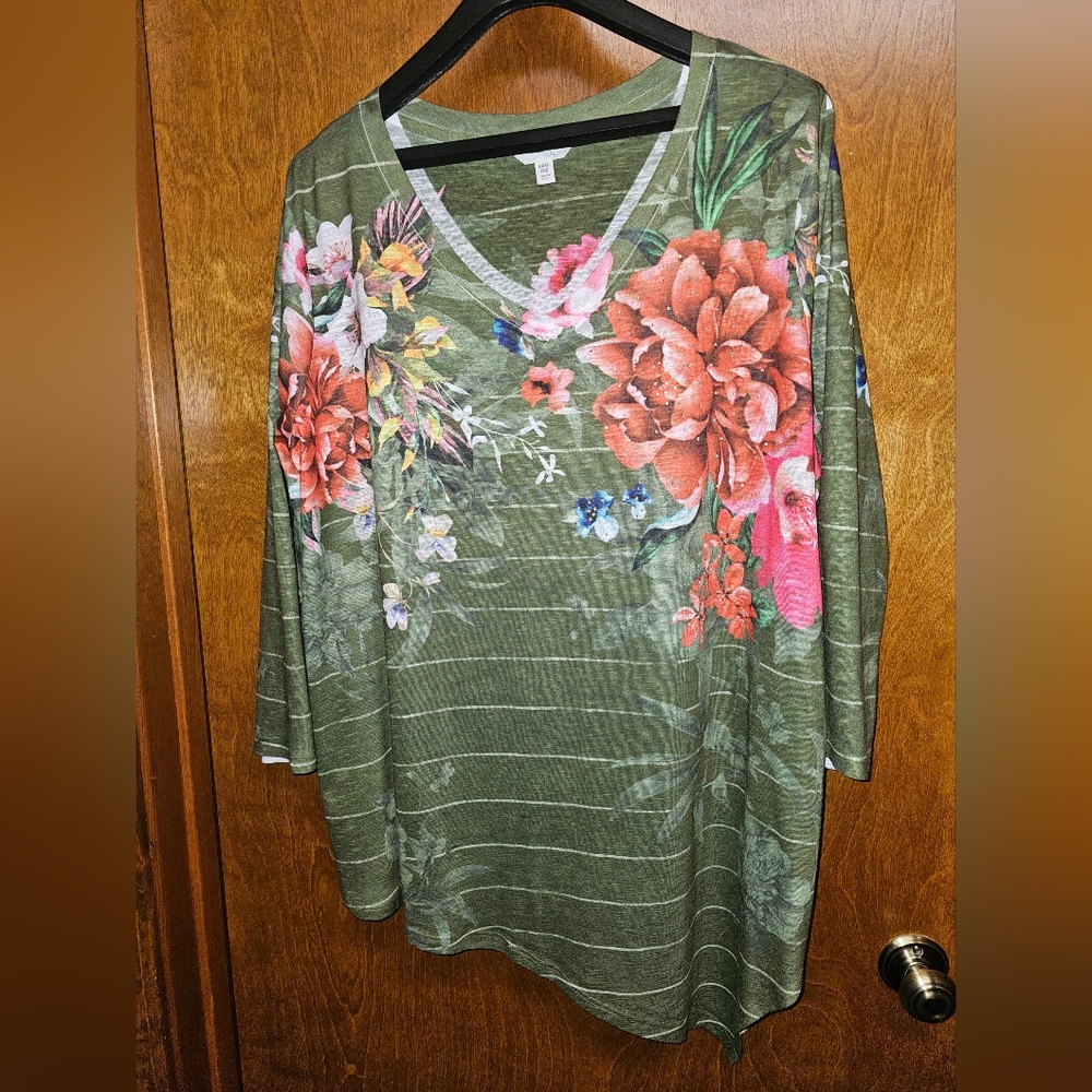 Time and True Asymmetric Green, floral top. Sparkle on front - Size XXXL (22) -